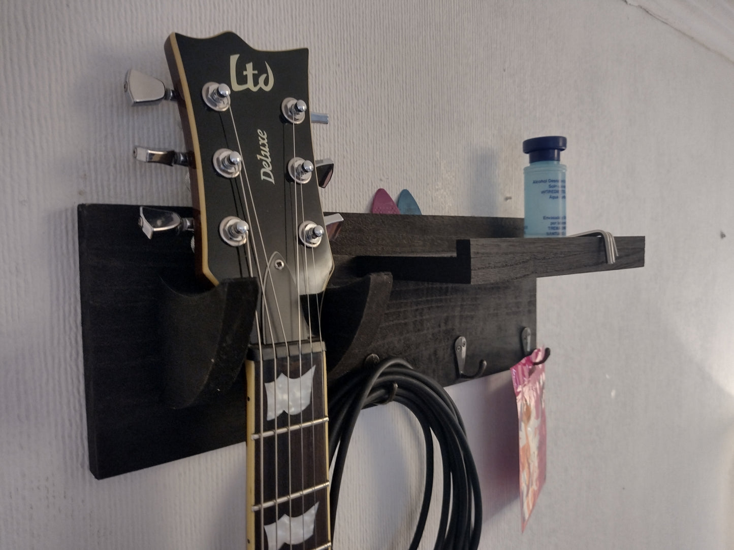 SOPORTE DE PARED PARA GUITARRA.